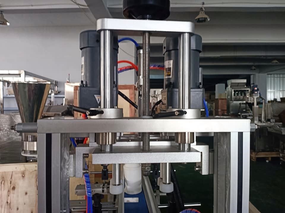 स्टेनलेस स्टील सेमी ऑटोमैटिक बोतल कैपिंग मशीन डेस्कटॉप प्रकार