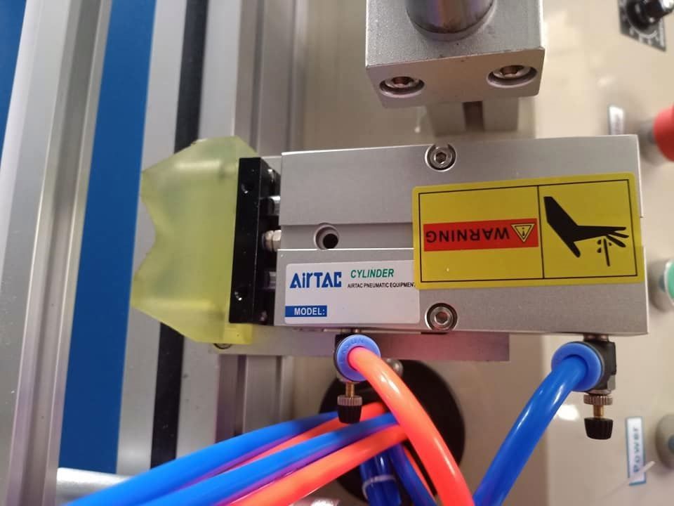 स्टेनलेस स्टील सेमी ऑटोमैटिक बोतल कैपिंग मशीन डेस्कटॉप प्रकार