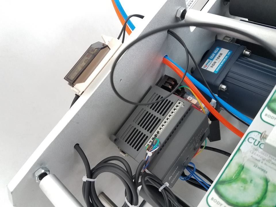 Adhesivo de escritorio pegatina de etiqueta de botella semiautomática aplicador tipo neumático