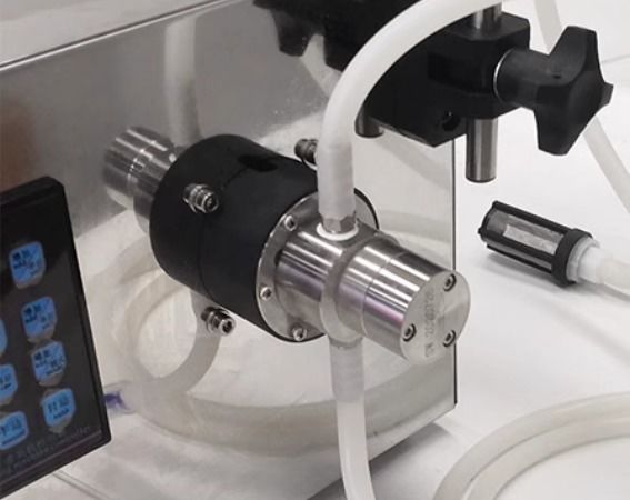 เครื่องบรรจุของเหลวแบบกึ่งอัตโนมัติด้วยปั๊มแม่เหล็ก ทนทานต่อการกัดกร่อนเล็กน้อย สำหรับจ่ายสารละลายแอลกอฮอล์ น้ำ และสารเคมี