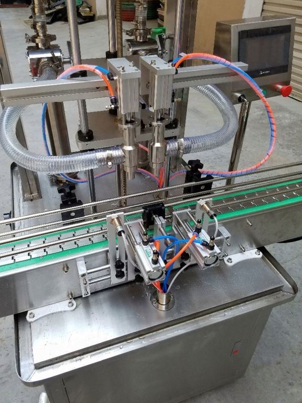 Automatische vertikale Kosmetik-Paste-Flaschenfüllmaschine mit 4 Köpfen für Gesichtscreme und Zuführungspumpe